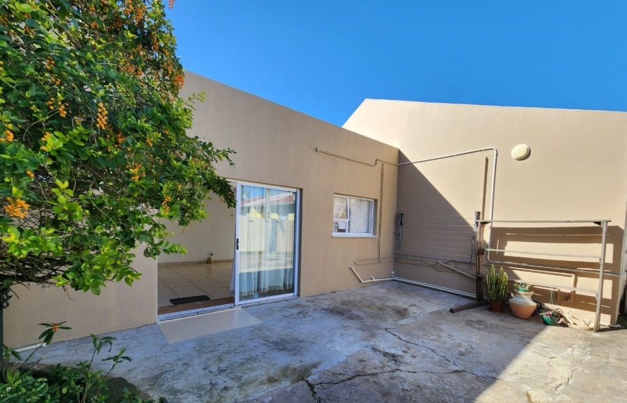 To Let 1 Bedroom Property for Rent in Beacon Bay Eastern Cape